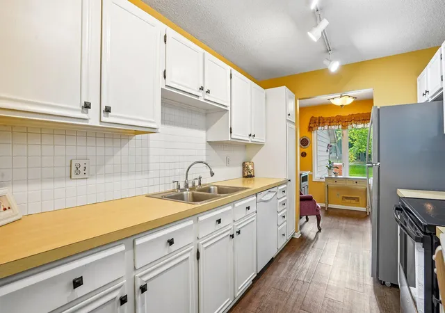 Photo 3 of Single family home for sale at 225 Birnamwood Dr, Burnsville, MN 55337 | MLS# 7159024 | Listing updated on 2026-10-28