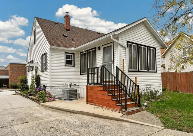 Photo 2 of Single family home for sale at 12 11th Avenue Se, Rochester, MN 55904 | MLS# 7159056 | Listing updated on 2026-10-23