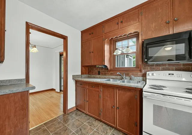 Photo 3 of Single family home for sale at 12 11th Avenue Se, Rochester, MN 55904 | MLS# 7159056 | Listing updated on 2026-10-23