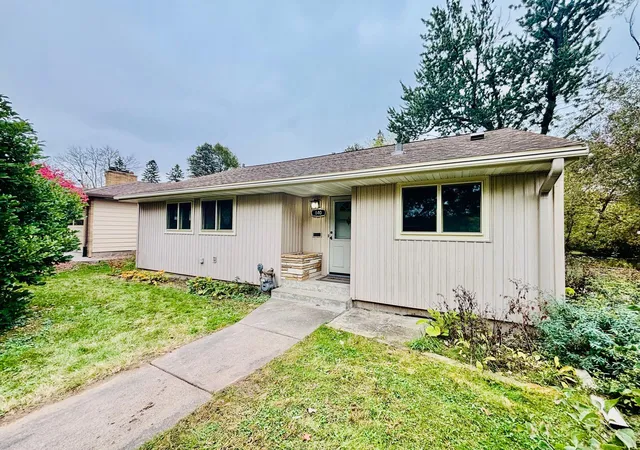 Photo 3 of Single family home for sale at 840 Montana Ave W, Saint Paul, MN 55117 | MLS# 7159112 | Listing updated on 2026-10-29