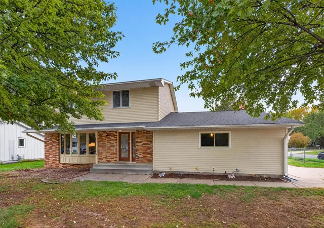 Photo 1 of Single family home for sale at 162 Emerson Ave W, Saint Paul, MN 55118 | MLS# 7159214 | Listing updated on 2026-10-14