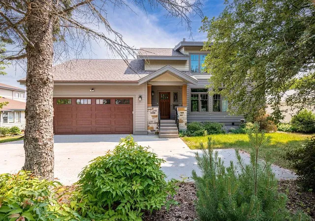Photo 2 of Single family home for sale at 5220 London Rd, Duluth, MN 55804 | MLS# 7159225 | Listing updated on 2026-10-13