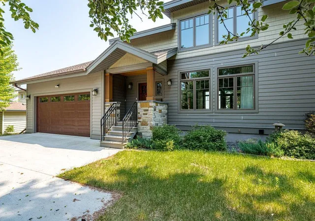 Photo 3 of Single family home for sale at 5220 London Rd, Duluth, MN 55804 | MLS# 7159225 | Listing updated on 2026-10-13