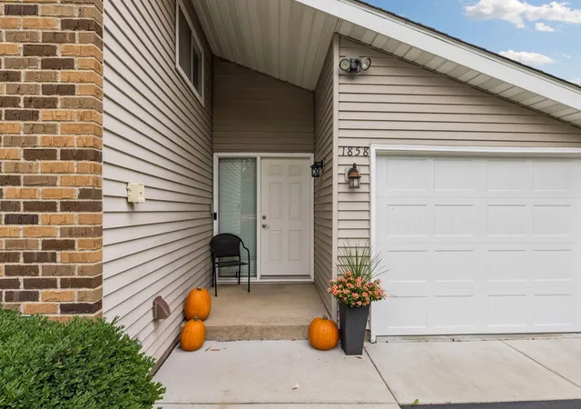 Photo 3 of Single family home for sale at 1858 Turquoise Trl, Saint Paul, MN 55122 | MLS# 7159256 | Listing updated on 2026-10-22