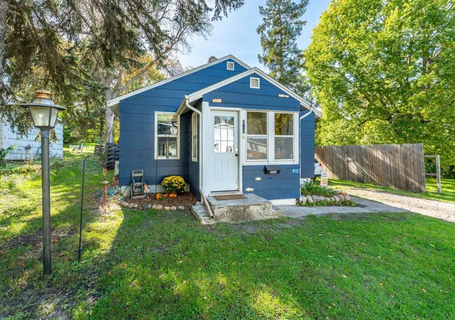 Photo 2 of Single family home for sale at 810 E Junius Ave, Fergus Falls, MN 56537 | MLS# 7159259 | Listing updated on 2026-10-19