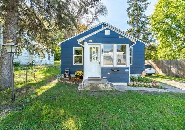 Photo 3 of Single family home for sale at 810 E Junius Ave, Fergus Falls, MN 56537 | MLS# 7159259 | Listing updated on 2026-10-19