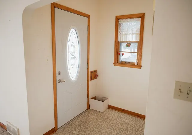 Photo 3 of Single family home for sale at 227 E 9th Street, Blue Earth, MN 56013 | MLS# 7159312 | Listing updated on 2026-10-14