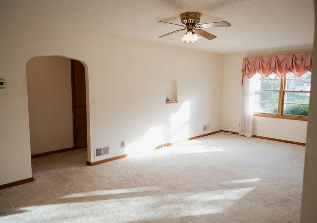 Photo 4 of Single family home for sale at 227 E 9th Street, Blue Earth, MN 56013 | MLS# 7159312 | Listing updated on 2026-10-14