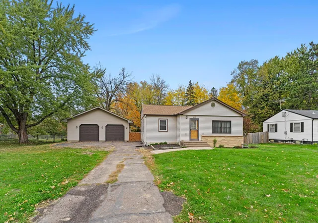 Photo 2 of Single family home for sale at 420 2nd Street Se, Braham, MN 55006 | MLS# 7159356 | Listing updated on 2026-10-21