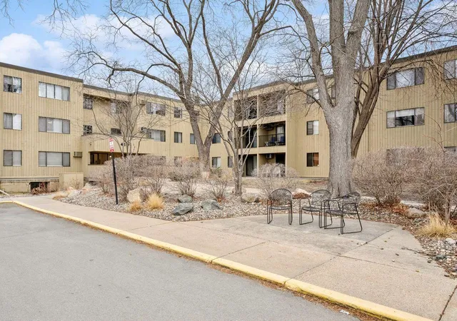 Photo 2 of Condo for sale at 4101 Parklawn Ave #331, Minneapolis, MN 55435 | MLS# 7159393 | Listing updated on 2026-10-14