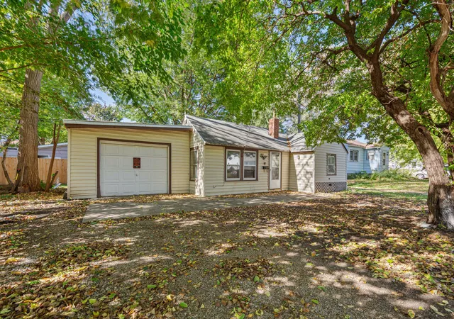 Photo 3 of Single family home for sale at 1415 N Elm St, Fairmont, MN 56031 | MLS# 7159433 | Listing updated on 2026-10-20