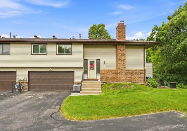 Photo 3 of Single family home for sale at 1711 Hickory Hl Dr, Saint Paul, MN 55122 | MLS# 7159456 | Listing updated on 2026-10-14