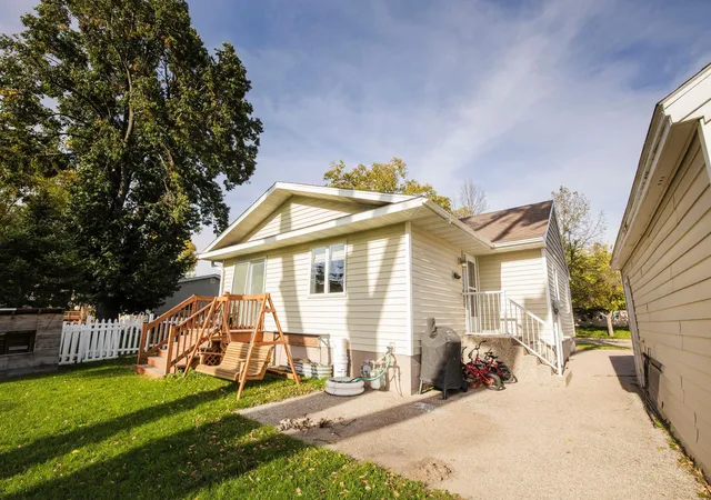 Photo 3 of Sale Pending at 118 S Oregon Ave, Morris, MN 56267 | MLS# 7159470 | Listing updated on 2026-10-21