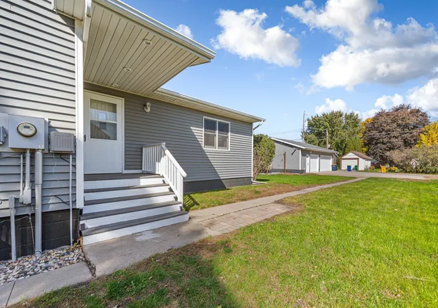 Photo 1 of Single family home for sale at 1009 S Jefferson St, New Ulm, MN 56073 | MLS# 7159584 | Listing updated on 2026-10-14
