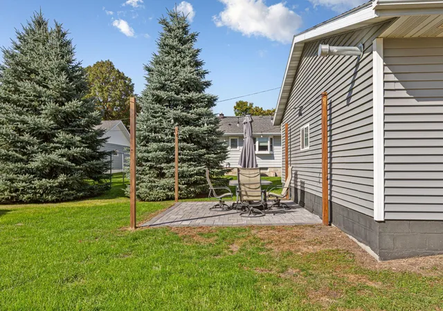 Photo 2 of Single family home for sale at 1009 S Jefferson St, New Ulm, MN 56073 | MLS# 7159584 | Listing updated on 2026-10-14