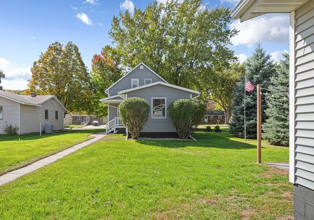 Photo 3 of Single family home for sale at 1009 S Jefferson St, New Ulm, MN 56073 | MLS# 7159584 | Listing updated on 2026-10-14