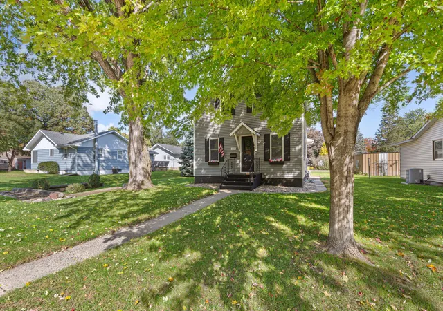 Photo 4 of Single family home for sale at 1009 S Jefferson St, New Ulm, MN 56073 | MLS# 7159584 | Listing updated on 2026-10-14