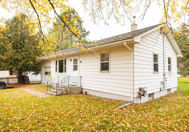 Photo 1 of Single family home for sale at 323 Main St NW, Menahga, MN 56464 | MLS# 7159610 | Listing updated on 2026-10-18