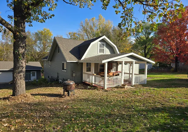Photo 1 of Single family home for sale at 424 Water St E, Cannon Falls, MN 55009 | MLS# 7159636 | Listing updated on 2026-10-19