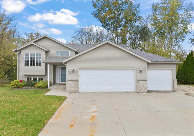 Photo 2 of Single family home for sale at 19 Rollins Dr, Elgin, MN 55932 | MLS# 7159725 | Listing updated on 2026-10-17