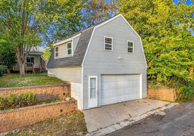 Photo 4 of Single family home for sale at 2016 Laurel Ave, Saint Paul, MN 55104 | MLS# 7159754 | Listing updated on 2026-10-23