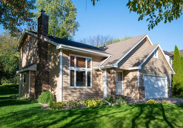 Photo 2 of Sale Pending at 915 Park Knoll Dr, Saint Paul, MN 55123 | MLS# 7159839 | Listing updated on 2026-10-21
