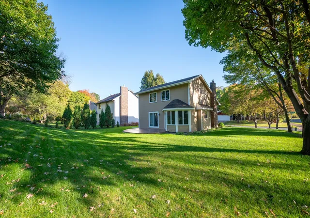 Photo 3 of Sale Pending at 915 Park Knoll Dr, Saint Paul, MN 55123 | MLS# 7159839 | Listing updated on 2026-10-21