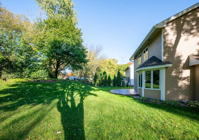Photo 3 of Sale Pending at 915 Park Knoll Dr, Saint Paul, MN 55123 | MLS# 7159839 | Listing updated on 2026-10-21