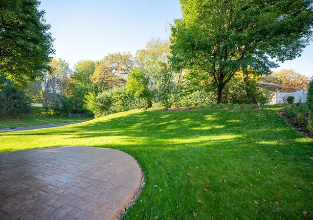 Photo 4 of Sale Pending at 915 Park Knoll Dr, Saint Paul, MN 55123 | MLS# 7159839 | Listing updated on 2026-10-21