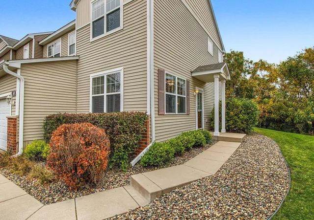 Photo 4 of Single family home for sale at 560 Ravencroft Rd, Waconia, MN 55387 | MLS# 7159892 | Listing updated on 2026-10-28
