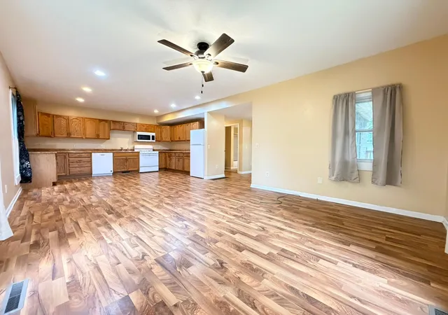 Photo 3 of Single family home for sale at 211 E Luella St, Le Roy, MN 55951 | MLS# 7159899 | Listing updated on 2026-10-23