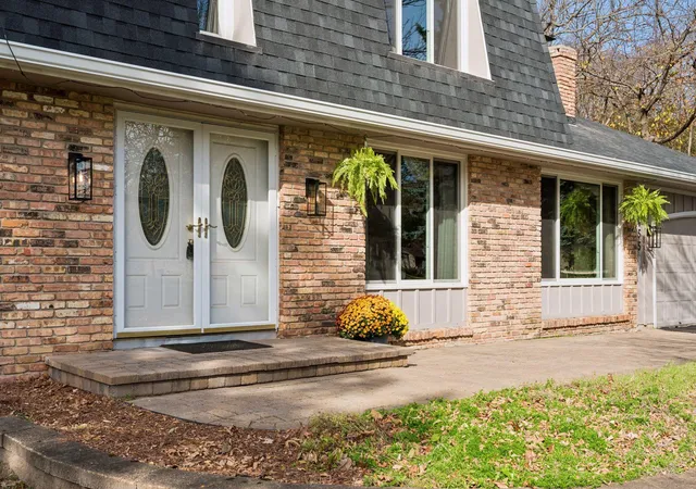 Photo 3 of Single family home for sale at 2755 Shadyview Ln N, Minneapolis, MN 55447 | MLS# 7159918 | Listing updated on 2026-10-22