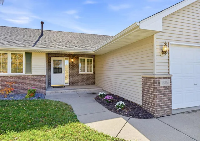 Photo 3 of Single family home for sale at 1806 9th Street Cir Ne, Buffalo, MN 55313 | MLS# 7160012 | Listing updated on 2026-10-22