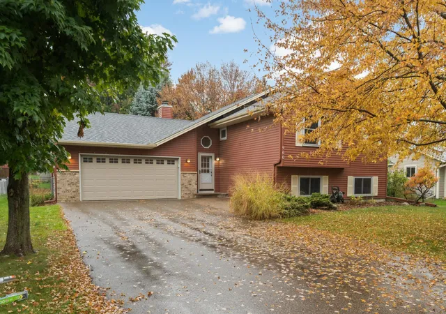 Photo 1 of Sale Pending at 960 Savannah Rd, Saint Paul, MN 55123 | MLS# 7160127 | Listing updated on 2026-10-22
