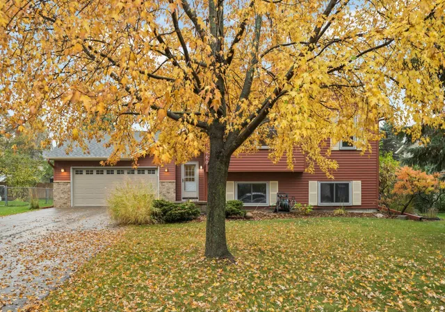 Photo 2 of Sale Pending at 960 Savannah Rd, Saint Paul, MN 55123 | MLS# 7160127 | Listing updated on 2026-10-22