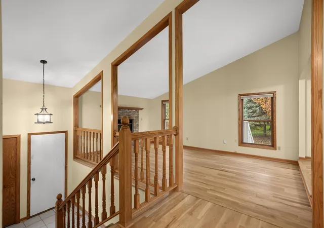Photo 4 of Sale Pending at 960 Savannah Rd, Saint Paul, MN 55123 | MLS# 7160127 | Listing updated on 2026-10-22