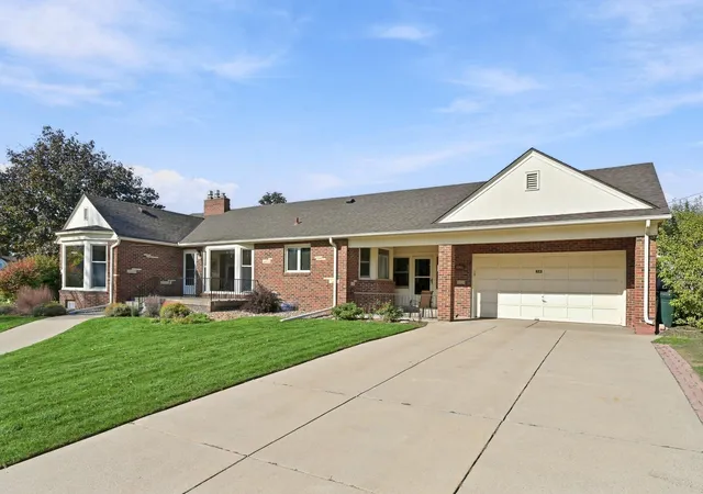 Photo 2 of Single family home for sale at 823 Cottage Ave W, Saint Paul, MN 55117 | MLS# 7160162 | Listing updated on 2026-10-23