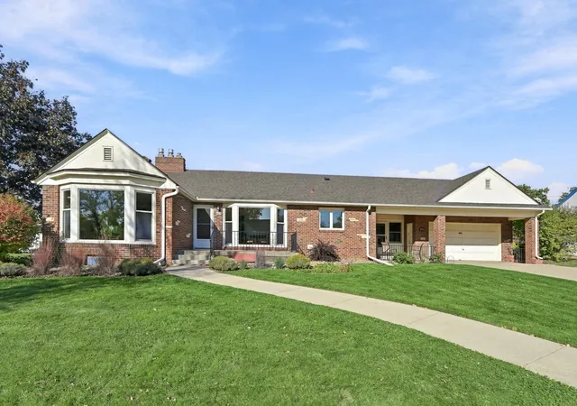 Photo 3 of Single family home for sale at 823 Cottage Ave W, Saint Paul, MN 55117 | MLS# 7160162 | Listing updated on 2026-10-23
