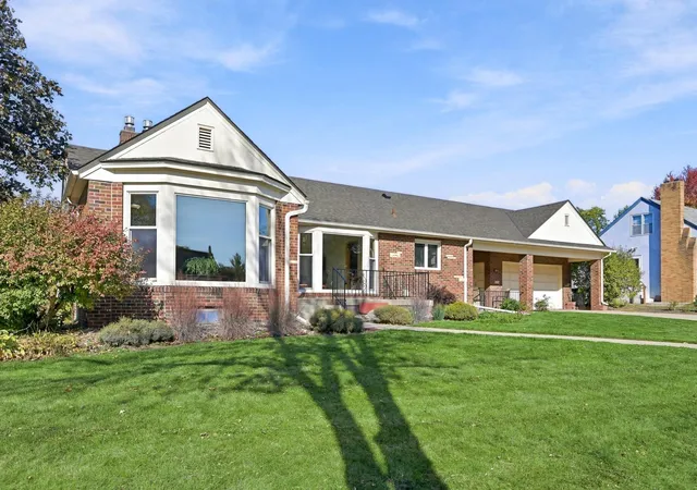 Photo 3 of Single family home for sale at 823 Cottage Ave W, Saint Paul, MN 55117 | MLS# 7160162 | Listing updated on 2026-10-23