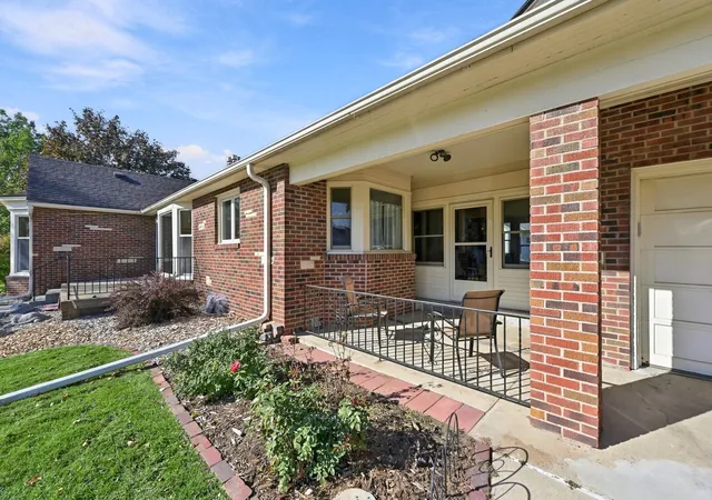 Photo 4 of Single family home for sale at 823 Cottage Ave W, Saint Paul, MN 55117 | MLS# 7160162 | Listing updated on 2026-10-23