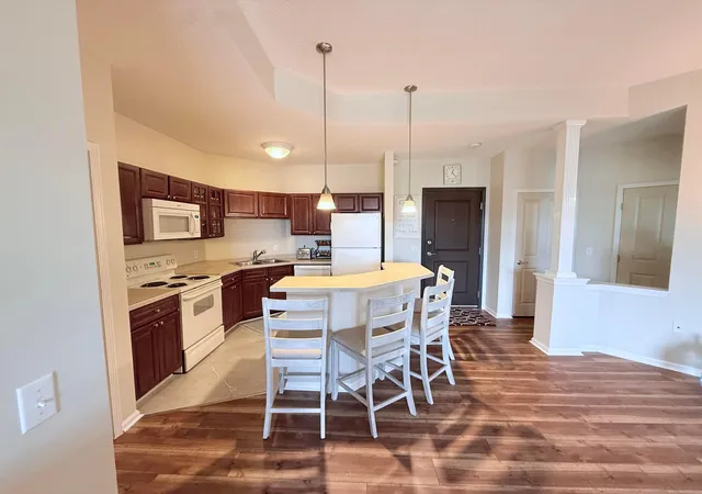 Listing Photo 4 - Condo for sale in building located at 649 Old Hwy 8 NW, New Brighton, MN 55112 - Unit #306