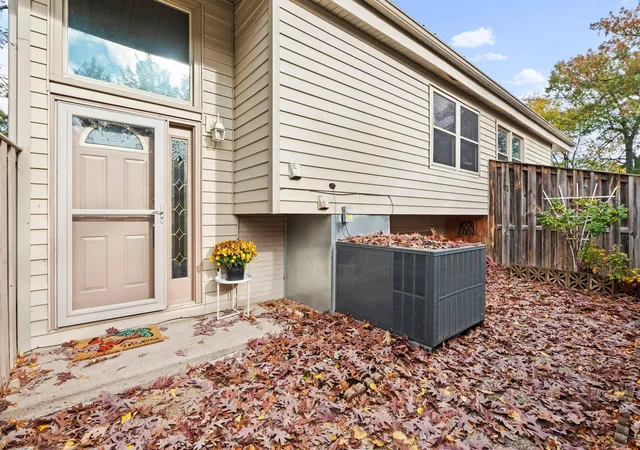 Photo 3 of Single family home for sale at 6384 Aspenwood Plz, Saint Paul, MN 55125 | MLS# 7160209 | Listing updated on 2026-10-19