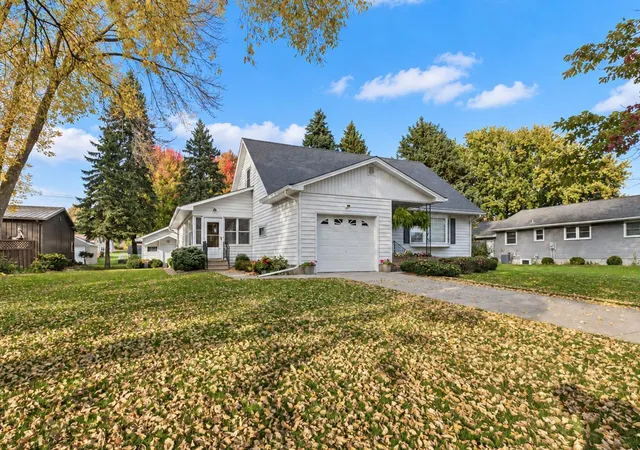 Photo 3 of Single family home for sale at 507 1st Street Sw, Madelia, MN 56062 | MLS# 7160211 | Listing updated on 2026-10-15