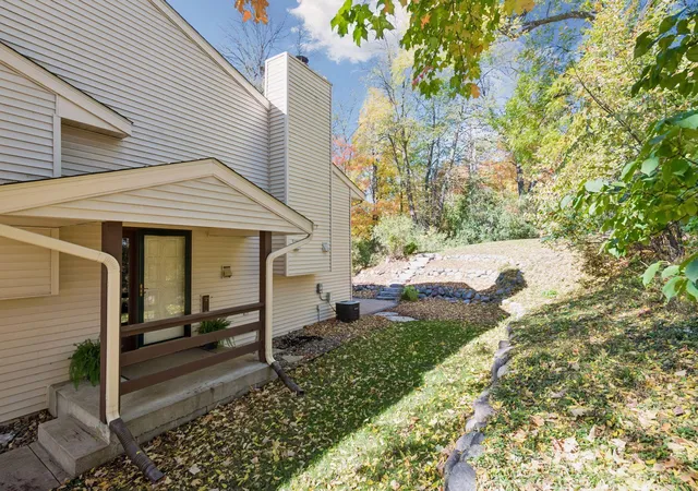 Photo 4 of Townhouse for sale at 20550 Excelsior Blvd, Excelsior, MN 55331 | MLS# 7160289 | Listing updated on 2026-10-20