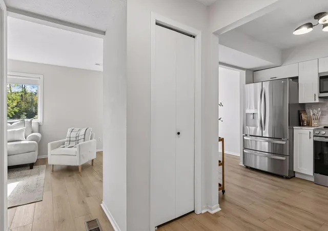 Photo 4 of Townhouse for sale at 190 Transit Ave, Saint Paul, MN 55113 | MLS# 7160334 | Listing updated on 2026-10-18