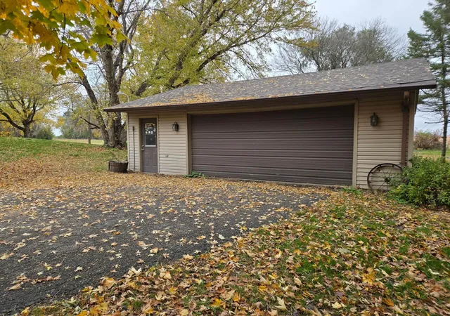 Photo 2 of Single family home for sale at 15462 Jefferson Rd SE, Hutchinson, MN 55350 | MLS# 7160356 | Listing updated on 2026-10-29