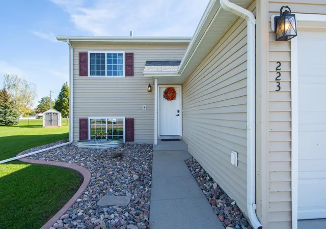 Photo 3 of Single family home for sale at 223 Maple Pointe Blvd, Mapleton, ND 58059 | MLS# 7160433 | Listing updated on 2026-10-20