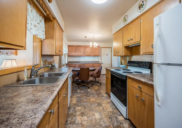 Photo 3 of Single family home for sale at 1303 Tilden St, Fairmont, MN 56031 | MLS# 7160449 | Listing updated on 2026-10-22