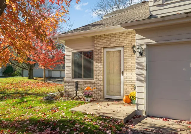 Photo 3 of Single family home for sale at 15262 Lesley Ln, Eden Prairie, MN 55346 | MLS# 7160452 | Listing updated on 2026-10-30