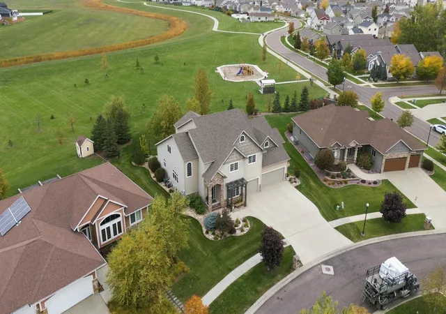 Photo 3 of Single family home for sale at 5827 Silverleaf Dr S, Fargo, ND 58104 | MLS# 7160487 | Listing updated on 2026-10-23